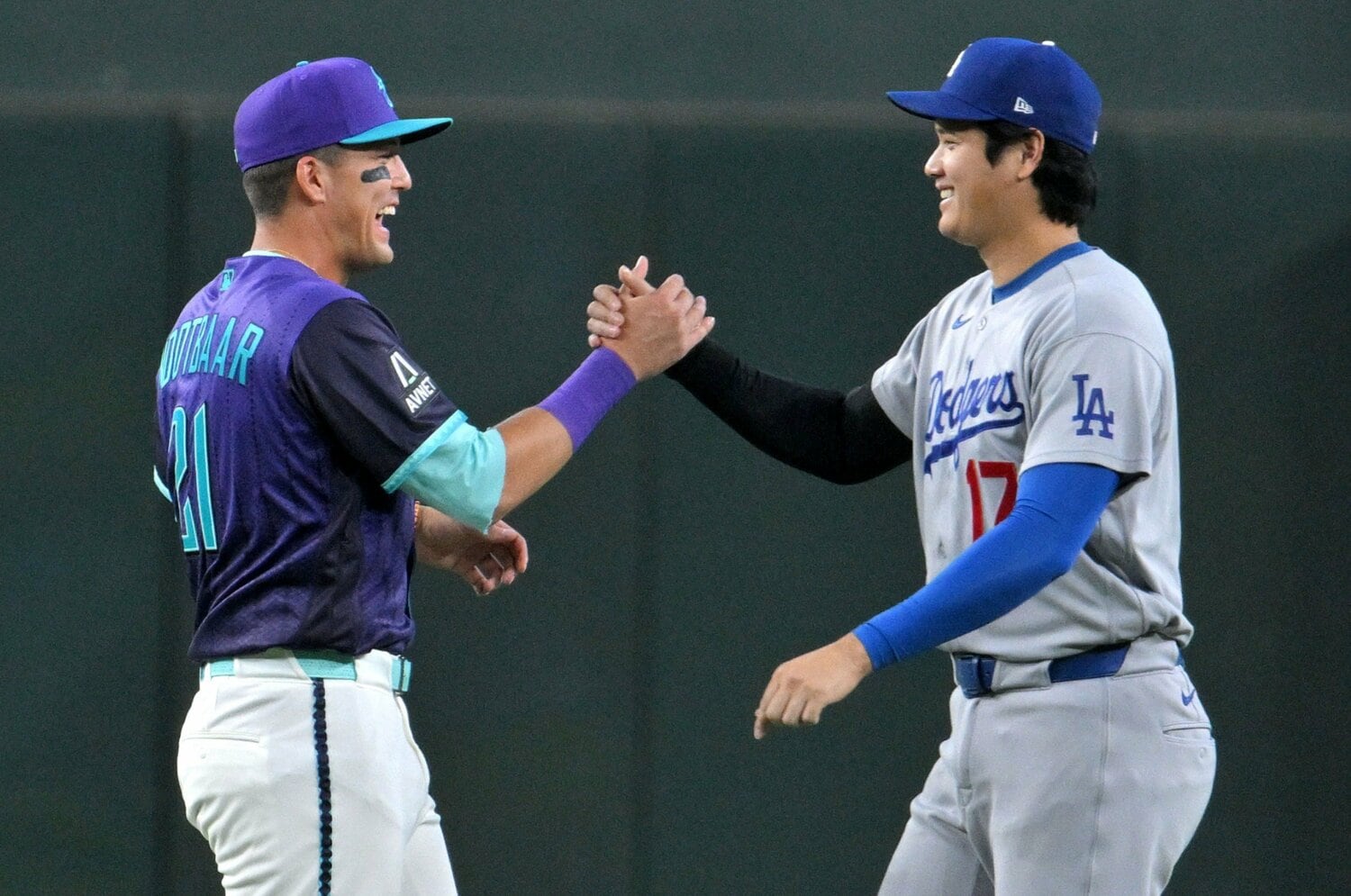 ダイヤモンドバックス移籍直後のヌートバーは大谷と握手をかわし満面笑み ©JIJI PRESS
