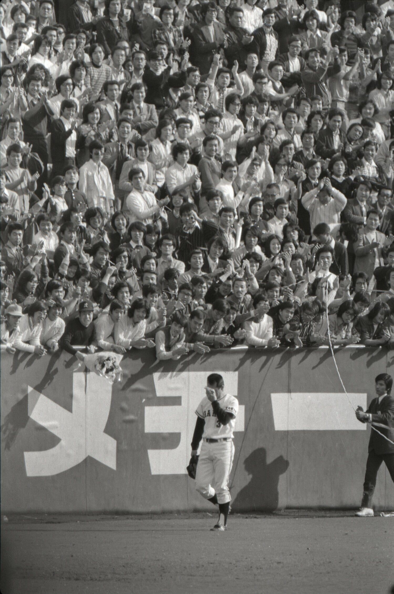 1974年10月14日、長嶋茂雄の引退試合。第1試合と第2試合の間、予告なくグラウンドを一周する長嶋　©BUNGEISHUNJU