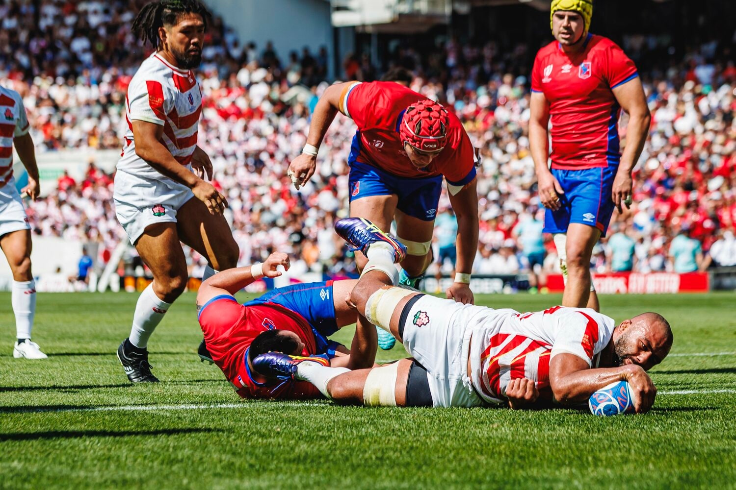 後半13分にリーチマイケルがチーム4トライ目を挙げる　©Kiichi Matsumoto