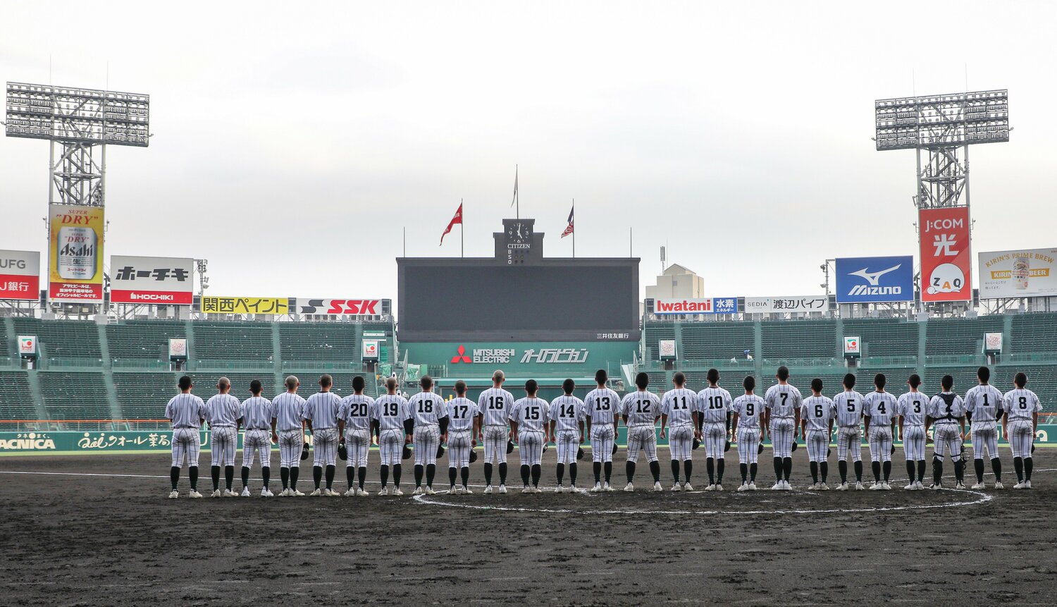 異例の甲子園練習後には校歌を歌った　©JIJI PRESS
