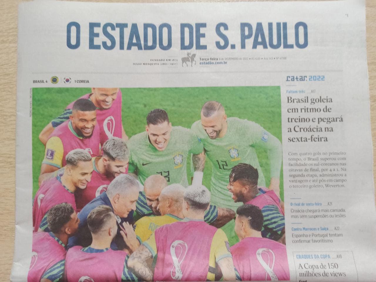 「クロアチア戦快勝で、チッチ監督まで踊る」（日刊紙『オ・エスタード・デ・サンパウロ』の1面）