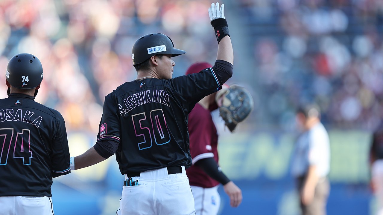 本拠地でマリーンズファンの歓声に応える石川(右) ©︎Chiba Lotte Marines