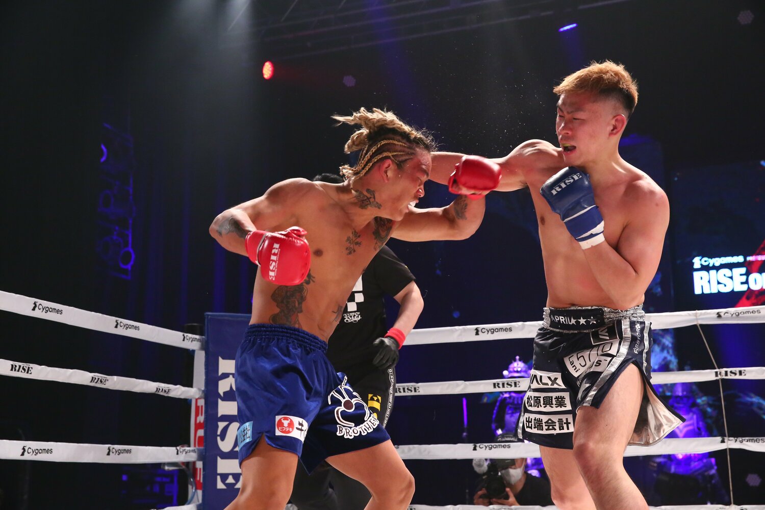 近距離での激しい打ち合いを得意とするYA-MAN。「根比べ」には絶対的な自信を持っている　©RISE