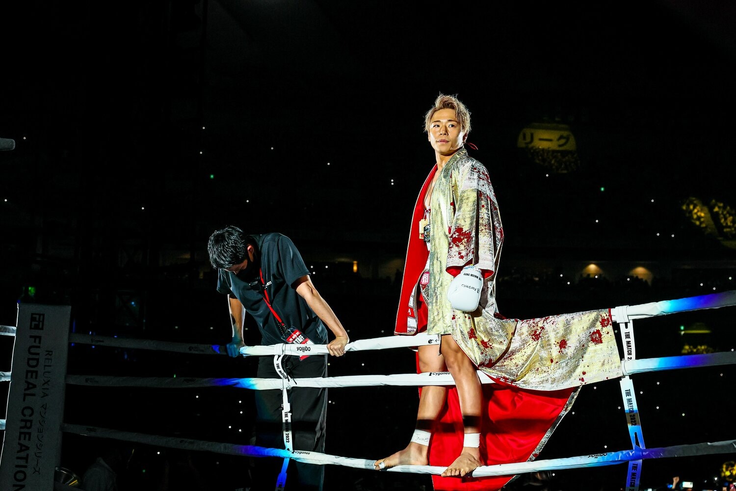 リングインする武尊。場内をじっくりと見渡していた ©THE MATCH 2022/Susumu Nagao