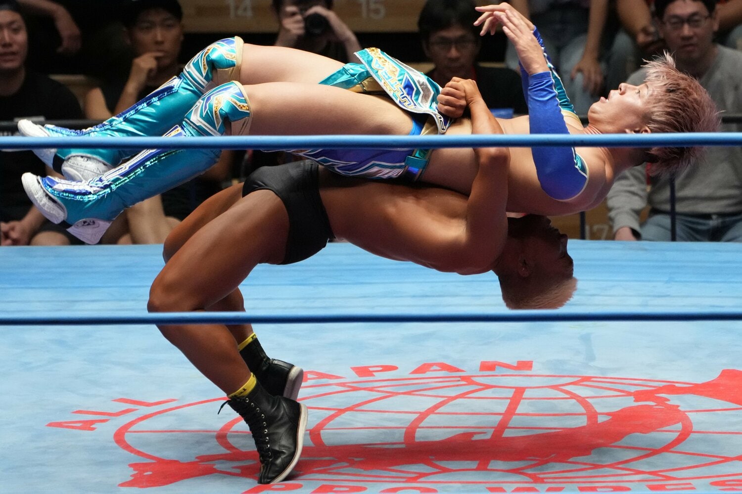 身長161cm、小柄なエル・リンダマンのジャーマンスープレックス