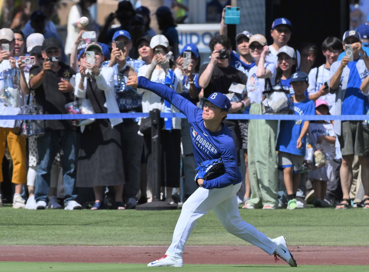 試合前の“遠投”ルーティーン ©JIJI PRESS