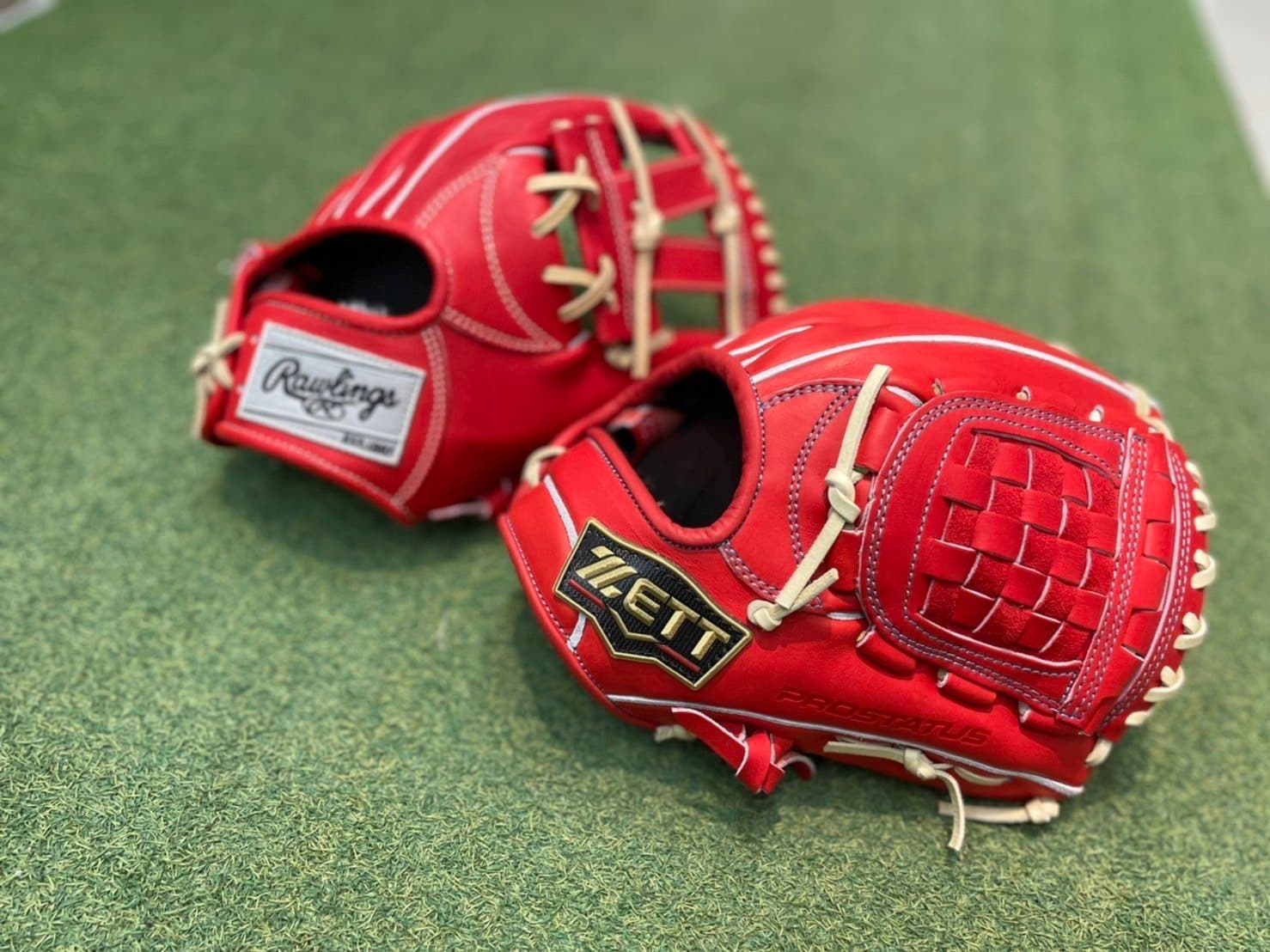 赤ベースで紐だけベージュ色のグラブ