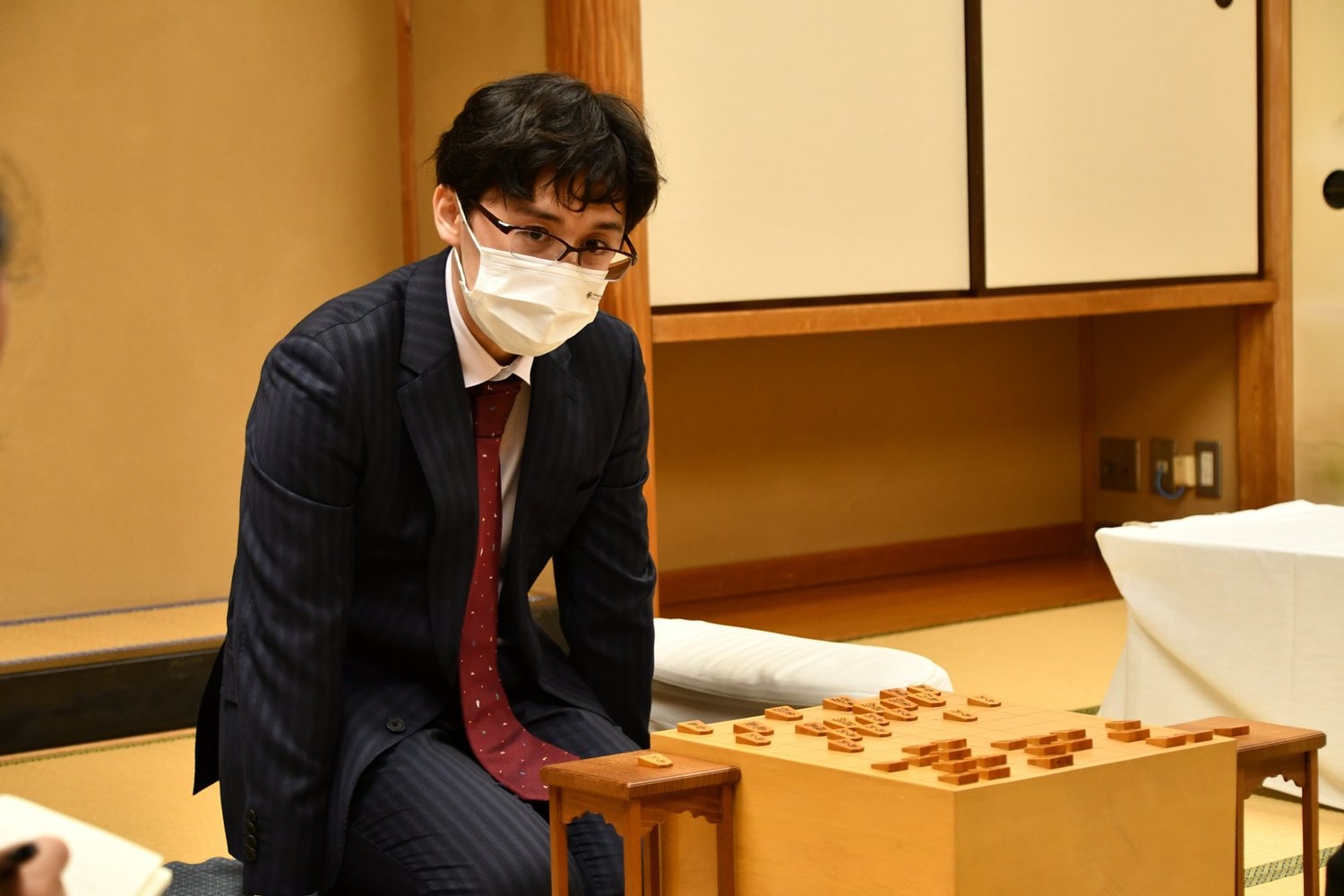 今年度の新人王戦を制した伊藤匠四段。2002年生まれで藤井三冠と同学年。藤井三冠の誕生月が7月、伊藤四段が10月のため、伊藤が現在の現役最年少棋士　©日本将棋連盟