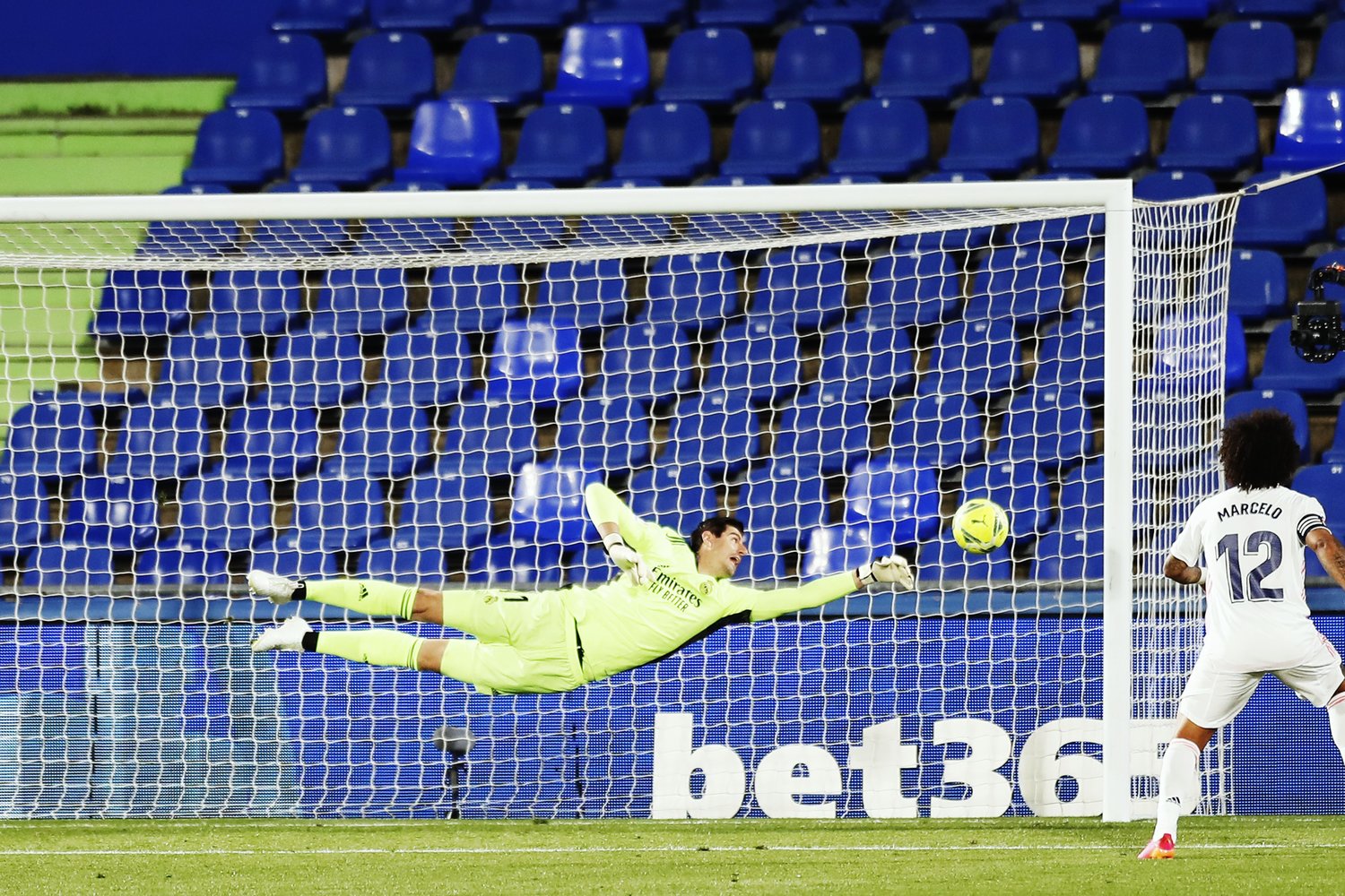 ファインセーブを見せるクルトワ©Daisuke Nakashima