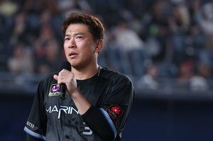 「これで当たらんのかあ」角中勝也が引退を決めた“ひと振り”「目と体が一致しない感じ」ヒットマンの誇りと「最後に涙を見せた」サブロー監督との絆