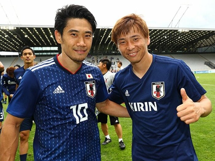 ゴールデンコンビが出会って10年。香川真司＆乾貴士はW杯で再び輝く。＜Number Web＞ photograph by JFA/AFLO