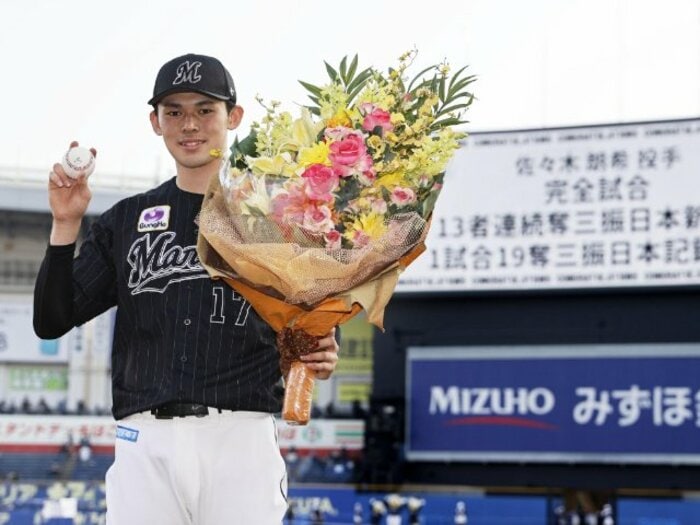 「前例は僕がつくればいい」ロッテ・佐々木朗希の“歴史的な4月”…甲子園の興行主から白井球審まで、あまりの“規格外”に日本中がうろたえた＜Number Web＞ photograph by KYODO