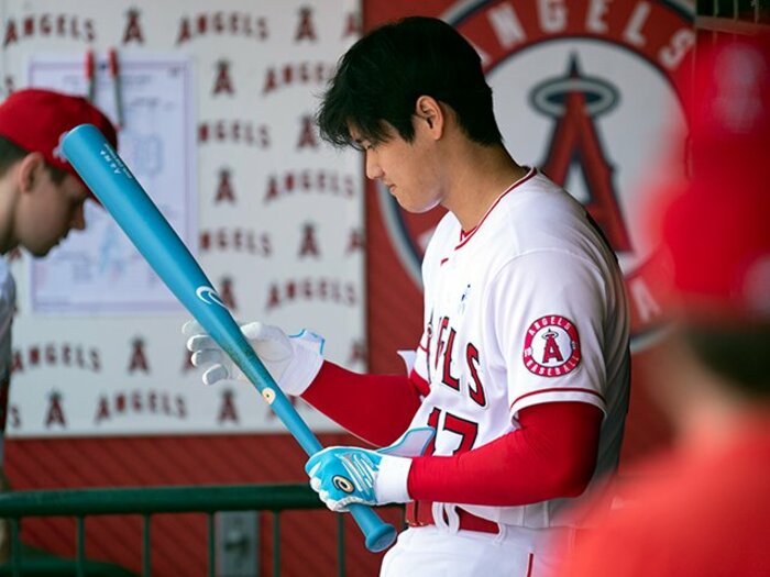 大谷翔平vs最強左腕カーショーの記録が1万8000円？ 大リーグのベンチに貼られる「ラインナップカード」が“結構お買い得”＜Number Web＞ photograph by AP/AFLO