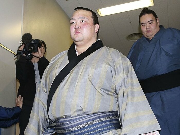 稀勢の里の引退で思い出した、1人で福岡に通っていた懸命な姿。＜Number Web＞ photograph by Kyodo News