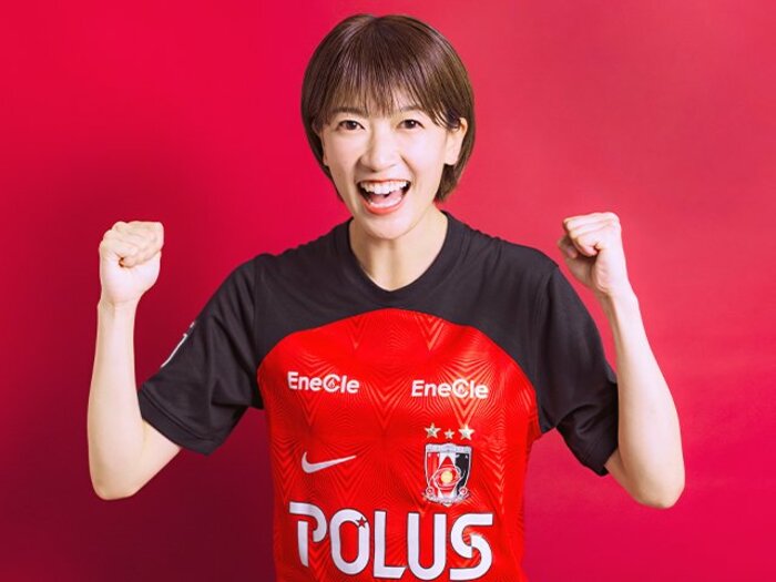 “浦和レッズとサッカー愛がガチ女優”眞嶋優さん「西川(周作)選手の笑顔に心がバキュンと」マドリーの元名手には「あっという間に抜かれて…」<Number Web> photograph by Kiichi Matsumoto