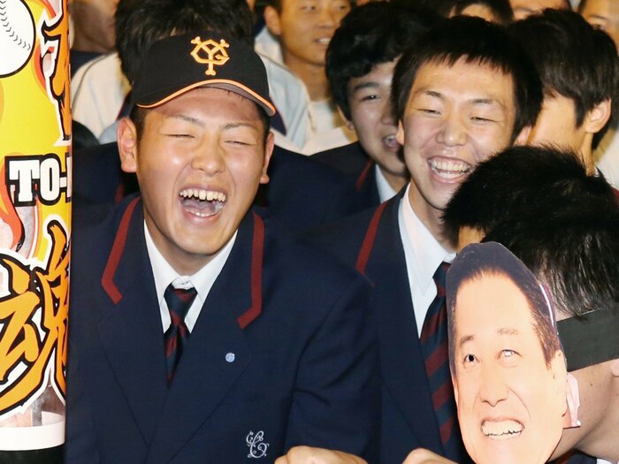 「球団の評価は最後まで割れた」坂本勇人“外れ1位”指名と、岡本和真のドラ1契約金が「8000万円」で済んだウラ話を元巨人スカウトが明かす<Number Web> photograph by JIJI PRESS