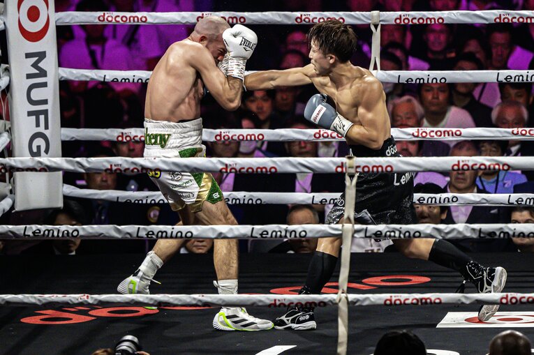ガードを固めて井上尚弥の右ストレートをブロックするドヘニー ／ photograph by Takuya Sugiyama