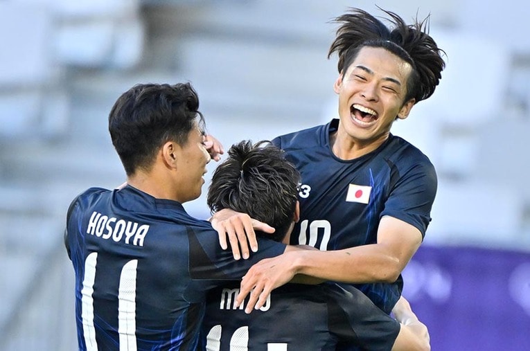 パラグアイ戦で大活躍の10番・斉藤光毅を抱き上げる三戸俊介と細谷真大　©Takuya Nakachi/JMPA