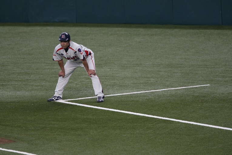 ヤクルト守備走塁コーチ時代の飯田（2009年）　©Shigeki Yamamoto