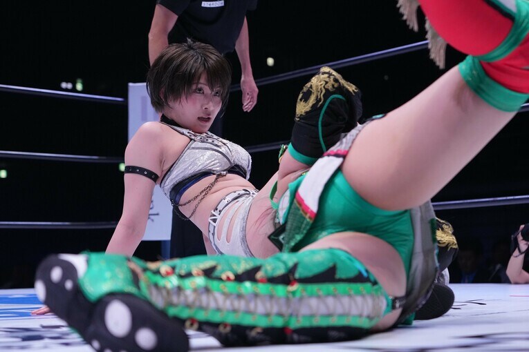 安納サオリvs.壮麗亜美　©Essei Hara