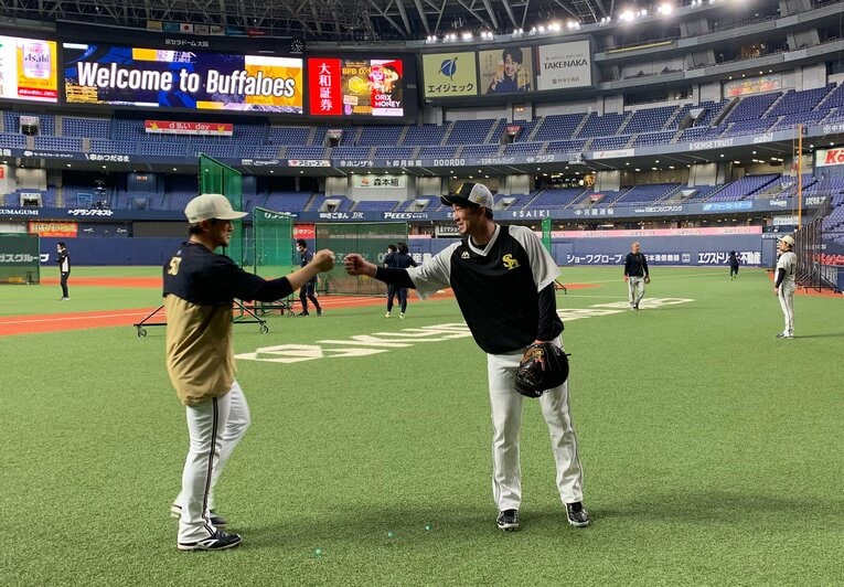 ソフトバンクの一員として京セラドームに戻ってきた瓜野（右）。元チームメイトたちと笑顔で再会を果たした　©︎Noriko Yonemushi