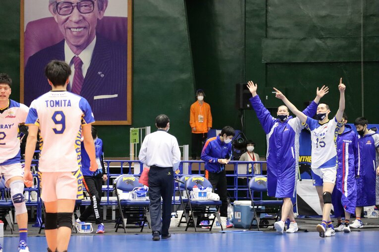 ベンチからチームを盛り上げる李博　©︎TORAY ARROWS