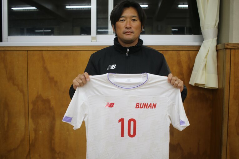 ユニフォームを手に写真に収まる内野監督　©︎Takahito Ando