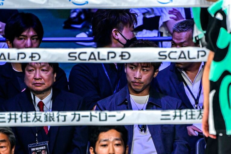 中谷vs西田の一戦をリングサイドから見守った井上尚弥　©︎Takuya Sugiyama