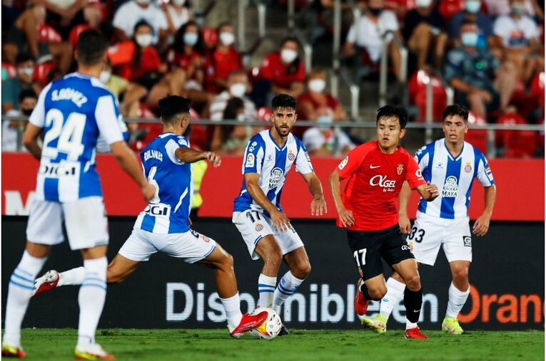 久保建英からスパイクをもらったファンが超嬉しそう… 絶妙だったボールコントロールとお辞儀、監督も“好プレーへの労い”〈激写〉(18)