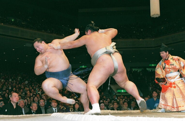 魁皇（左、現浅香山親方）が武双山（現藤島親方）に押し倒しで敗れた一番（2000年1月場所）　©JIJI press