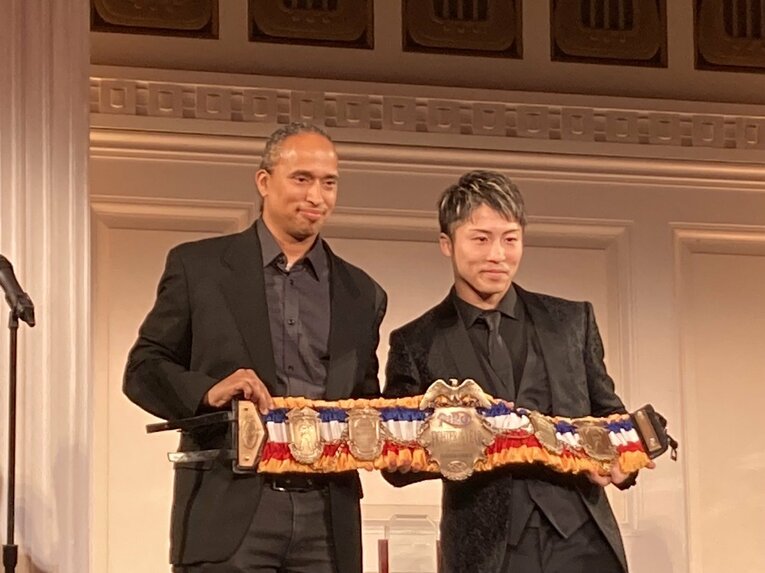 米リングマガジンのダグラス・フィッシャー編集長（左）と（筆者撮影）