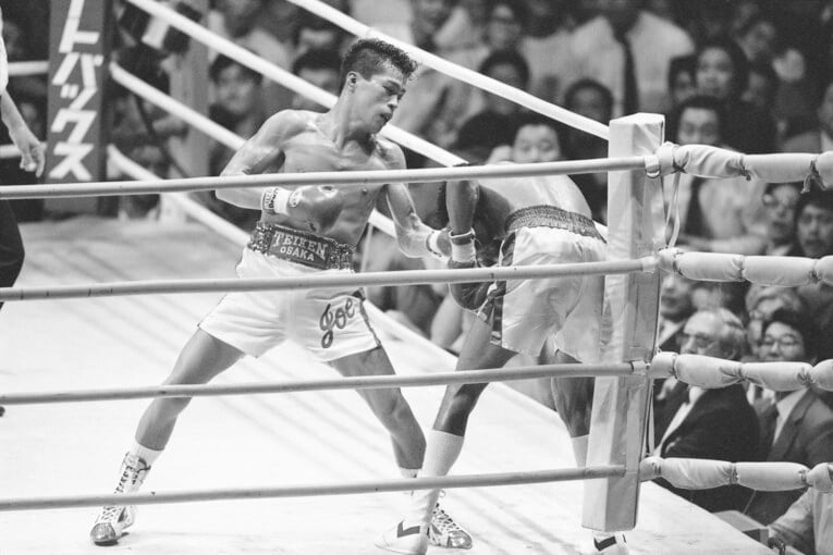 強烈な連打でリチャードソンをコーナーに追い詰める辰吉丈一郎　©JIJI PRESS