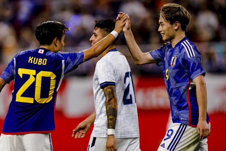 上田綺世と久保のハイタッチ　©Kiichi Matsumoto