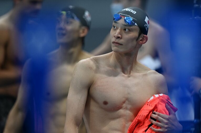 今大会、日本競泳陣の最年長だった入江。メドレーリレー決勝前に武良（左）らに言葉をかけるなど、競泳陣を泳ぎ以外でも支えた ／ photograph by Naoya Sanuki／JMPA