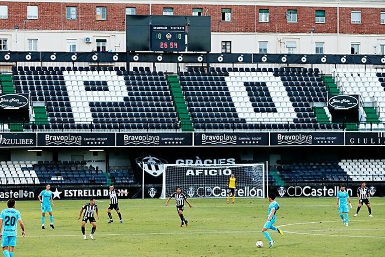 柴崎岳が闘うリーガのリアル　雨ざらしの客席、無観客も住宅屋上で観戦…新着写真を見る(7)