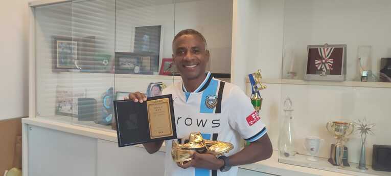 J1得点王の盾とゴールデンシューズを手に…写真はまだまだ続きます　©Hiroaki Sawada