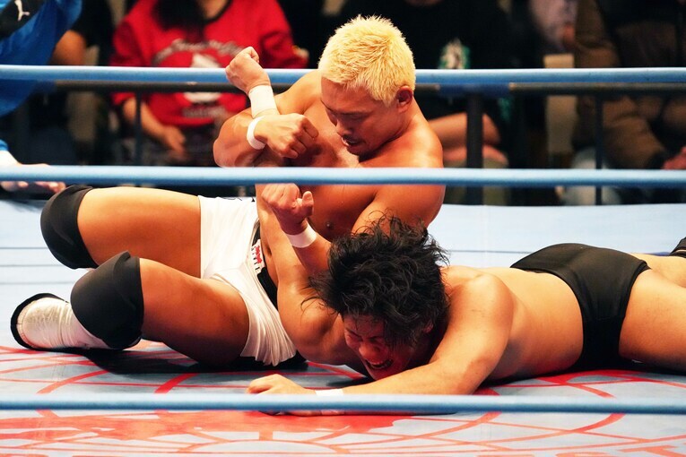 安齊勇馬の腕を極めにいく中嶋勝彦　©Essei Hara