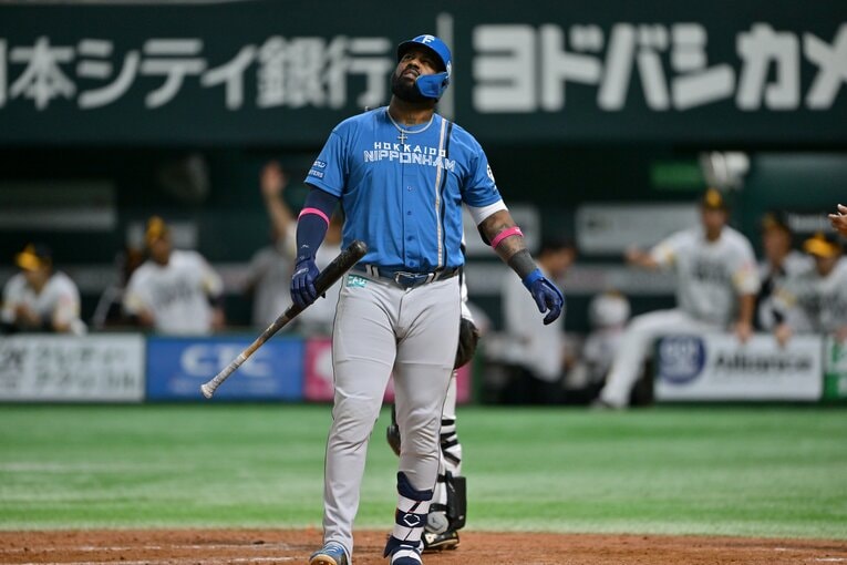 9回、杉山の剛球に見逃し三振に倒れたレイエスは天を仰ぐ　©Hideki Sugiyama