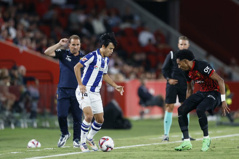 「久保建英と浅野拓磨が笑顔で握手」4年ぶり日本人対決で敗戦にイラ立っても久保がスペイン語で語った「荷車を引くんだ」…カメラマンが見た事実(8)