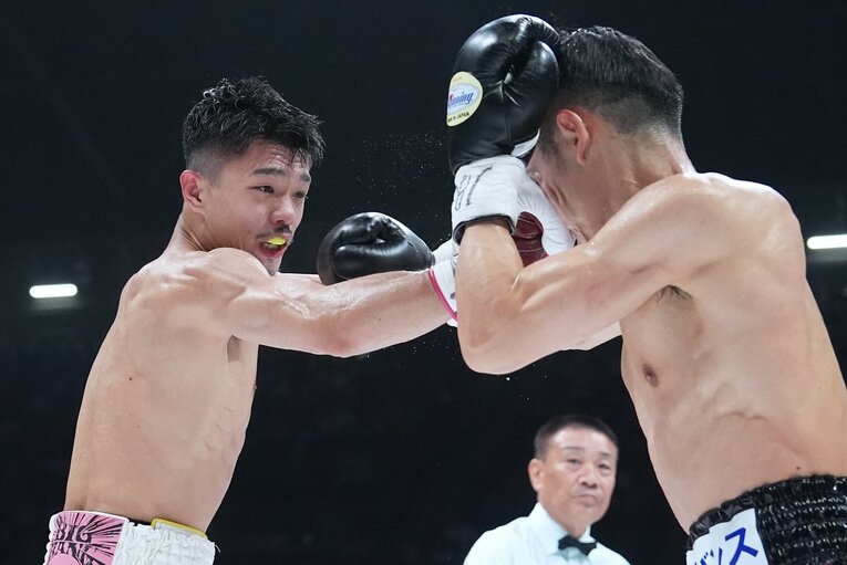 右の刺し合いでの相打ちの場面。中谷潤人の拳が一瞬先に当たっている（1枚目／全2枚） ©Naoki Fukuda