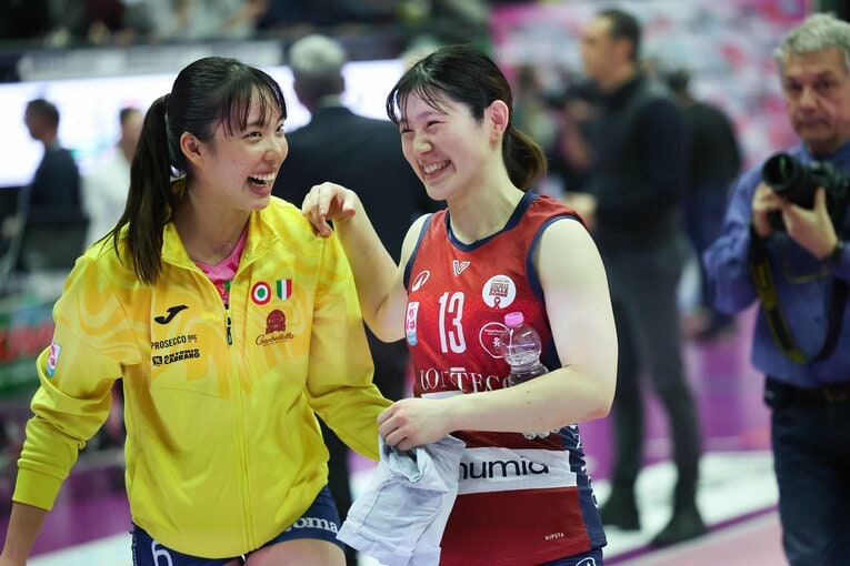 同じく今季からイタリアに渡ったリベロ福留慧美（ミラノ）と対戦し、試合後は笑顔に　©︎Takahisa Hirano