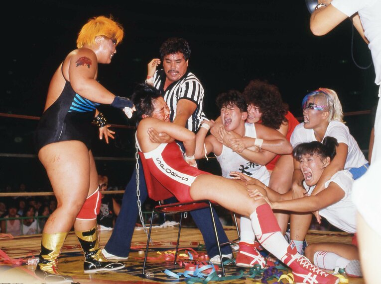 敗者髪切りデスマッチに敗れ、バリカンで髪を刈られた長与千種　©東京スポーツ新聞社