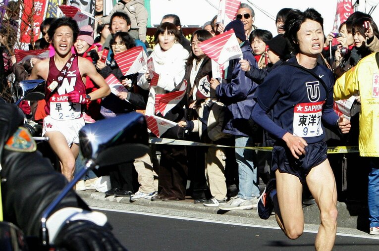 2009年の箱根駅伝の5区で東洋大1年生だった柏原竜二に逆転された早大4年の三輪真之。果たして間近で「神」を見た胸の内は…？ ／ photograph by JIJI PRESS