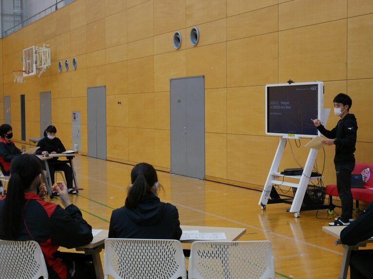 ミーティングの様子　©︎NEC RED ROCKETS