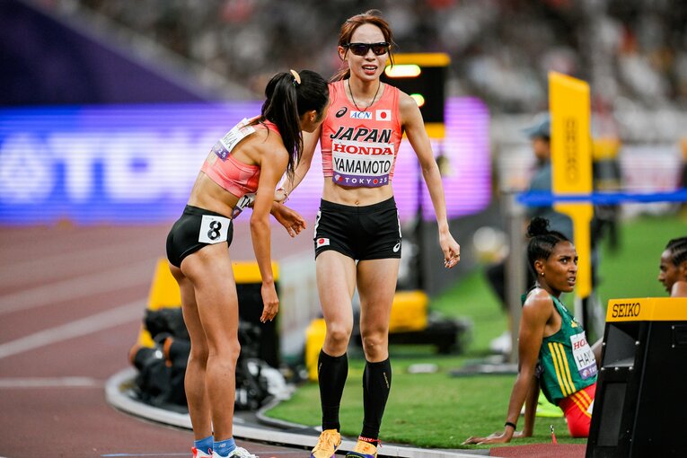 山本のゴールを迎えた田中との感動の抱擁の一部始終　©Nanae Suzuki