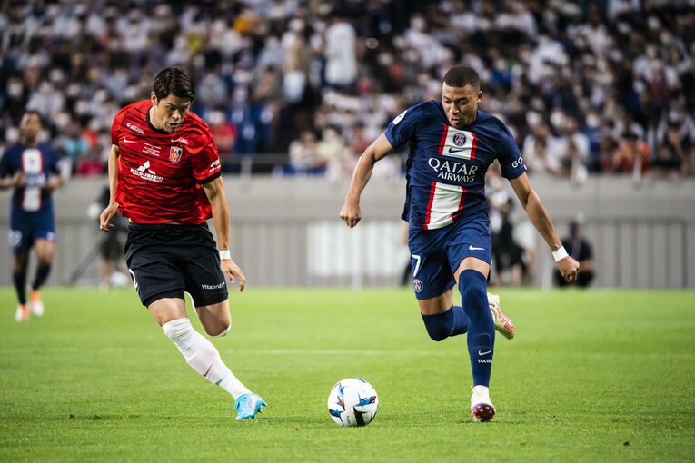 酒井とムバッペのマッチアップ　©Asami Enomoto