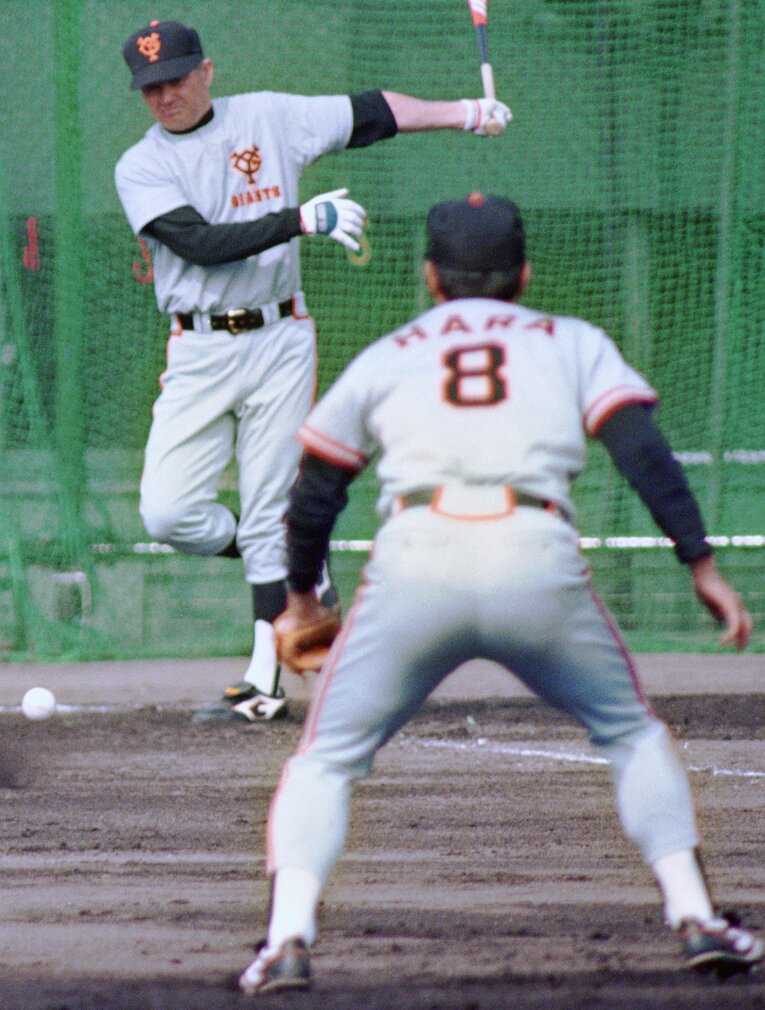 原にノックする長嶋監督（1993年）　©︎KYODO