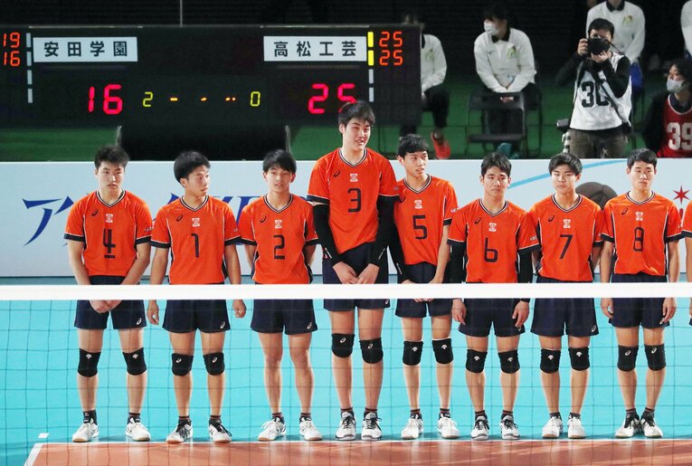 整列する高松工芸。牧がいると周囲の選手たちが小さく見えてしまうほど　©Kyodo News