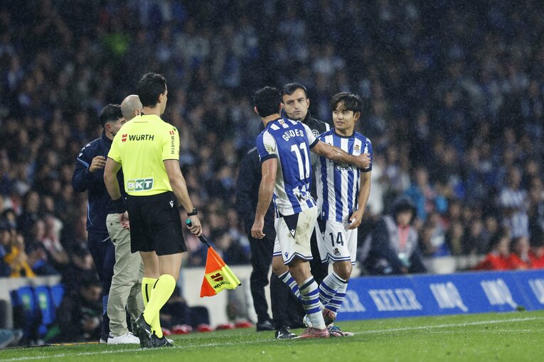 交代の際、活躍のゲデスに声をかける久保。関係は良好そうだ　©Daisuke Nakashima