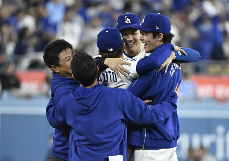 【ドジャースのテレビに映らない名場面】WS第3戦のサヨナラ勝利後、輪になって喜ぶ（写真はまだまだ続きます）　©Getty Images